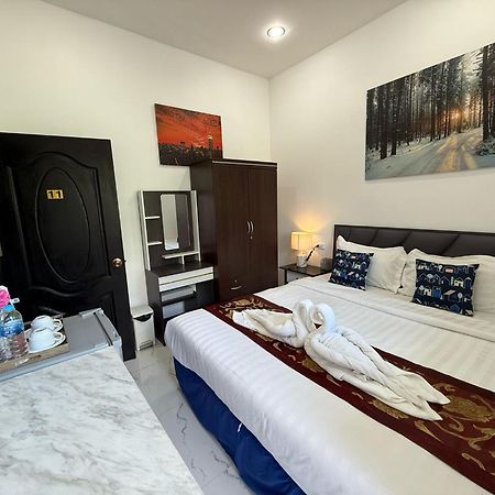 Heaven House Restro & Bar 호텔 Patong 외부 사진