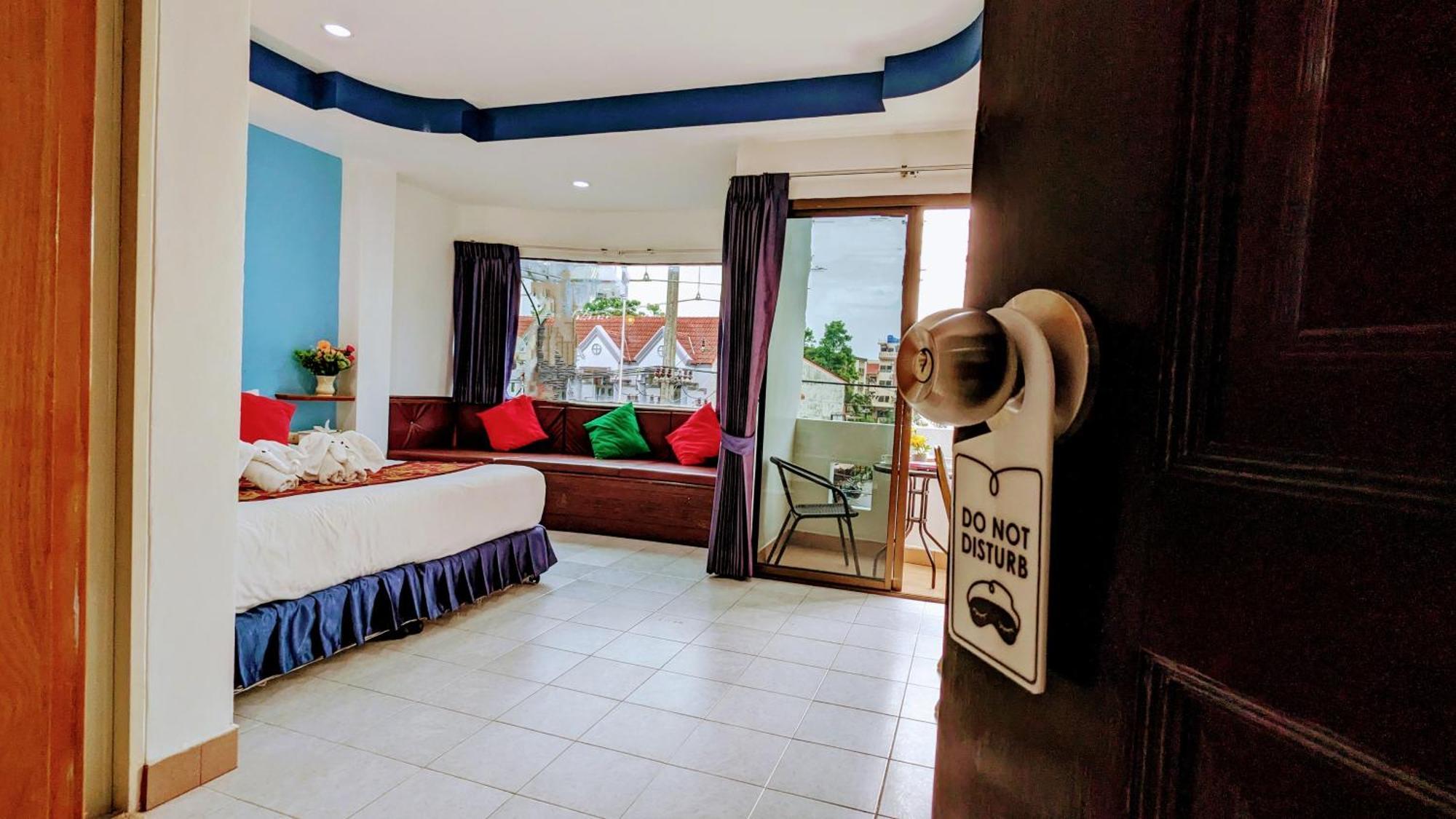 Heaven House Restro & Bar 호텔 Patong 외부 사진