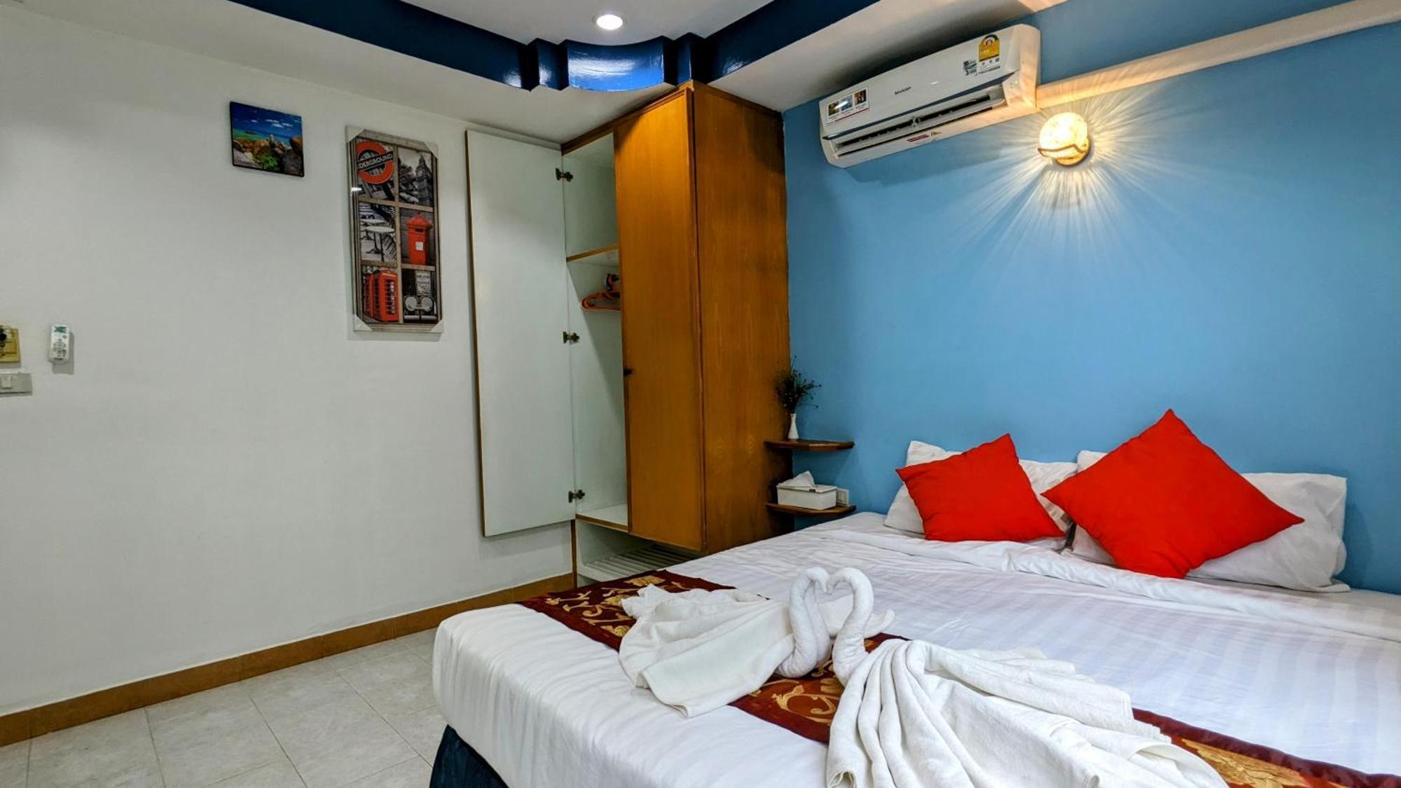 Heaven House Restro & Bar 호텔 Patong 외부 사진