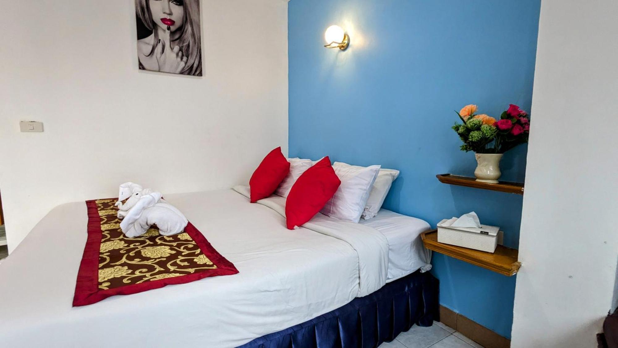 Heaven House Restro & Bar 호텔 Patong 외부 사진