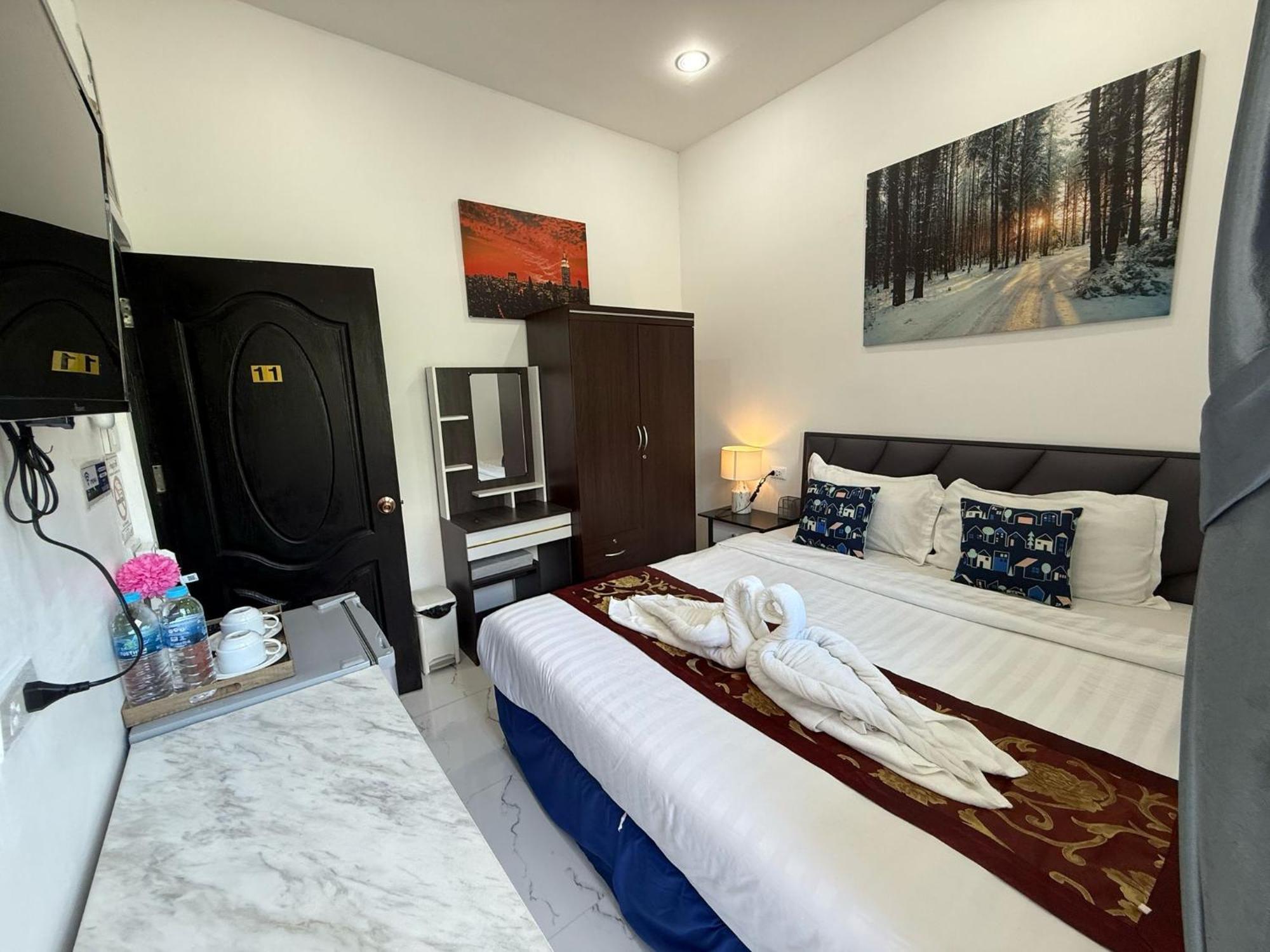 Heaven House Restro & Bar 호텔 Patong 외부 사진